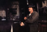 Chatos Land – Apachen-Halbblut Chato (Charles Bronson) bestellt im Saloon einen Drink. Dabei wird er vom Sheriff der Stadt verspottet, bedroht und diskriminiert.