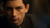 Stalk – Lux (Théo Fernandez) hat eine neue Vermutung, wer der White Duke sein könnte.