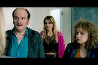 Sacha – Sacha (Vanille Lehmann, Mi.), Patrick (Roland Vouilloz) und seine Tochter Elodie (Sarah Calcine, re.) finden sich alle bei einem Familienessen wieder. Anne Dupraz (Sophie Broustal, li.) spricht ihren Bruder auf die Vergangenheit an.