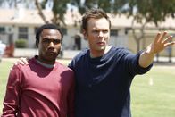 Community – Während Jeff (Joel McHale, r.) versucht, Troy (Donald Glover, l.) für das Footballteam zu begeistern, wird Britta wird von Shirley und Annie endlich als Frau akzeptiert, weil sie sich letztendlich an den Gesprächen auf der Mädchen-Toilette beteiligt ...