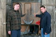 Die Rosenheim-Cops – Cornelius Burghard (Christoph Zrenner, l.) muss gegenüber Rosenheim-Cop Christian Lind (Tom Mikulla) zugeben, dass er Streit mit dem Mordopfer hatte, aber ist deswegen auch der Mörder?