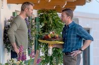 Der Bergdoktor – Hans (Heiko Ruprecht, r.) entschuldigt sich mit Blumen bei Tim (Ben Braun, l.) und Susanne für seinen Wutausbruch vom Vortag.