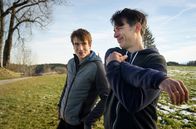 Sturm der Liebe – Viktor (Sebastian Fischer, l.) beneidet Robert (Lorenzo Patané, r.) um dessen Vater Werner.