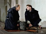 Luther – Luther (Joseph Fiennes, r.) wird von seinem väterlichen Freund und Mentor Johan von Staupitz (Bruno Ganz) vor dem Zorn des Papstes gewarnt.