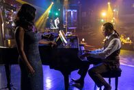 Empire – Schwelgt in Erinnerungen an die lang zurückliegende Liebesbeziehung zu Giuliana (Nia Long, l.): Lucious (Terrence Howard, r.) ...