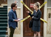 The Big Bang Theory – Leonard (Johnny Galecki, l.); Penny (Kaley Cuoco, r.)