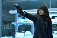 The Strain – Während Nora (Mía Maestro) unermüdlich nach einer Möglichkeit sucht, wie sie die Vampire auslöschen kann, steigt Kelly in der Gunst des Meisters ...