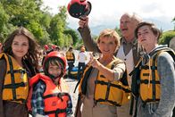 Familie inklusive – Katharina (Uschi Glas), Peter (Michael König) und dessen Enkelkinder Saskia (Leslie-Vanessa Lill, li.), Florian (Benedikt Hösl, re.) und Benni (Jannik Brengel) freuen sich auf einen abenteuerlichen Bootsausflug.