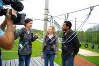 Grips Deutsch – GRIPS Deutsch - Angst überwinden und Teamwork im Hochseilgarten im Chiemgau. Lehrerin Steffi Chita (links) gibt ihren Schülern Tipps gegen den Absturz.