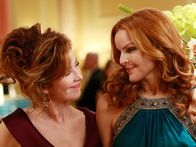 Desperate Housewives – Wollen gemeinsam die alljährliche Verleihung des Founder's Award organisieren: Bree (Marcia Cross, r.) und Katherine (Dana Delany, l.) ...