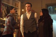 Charmed – (v.l.n.r.) Maggie Vera (Sarah Jeffery); Harry Greenwood (Rupert Evans); Mel Vera (Melonie Diaz)
