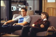 About a Boy oder: Der Tag der toten Ente – Um unkompliziert Frauen anbaggern zu können, geht der 38-jährige Müßiggänger Will Freeman (Hugh Grant, l.) unter Vorspiegelung falscher Tatsachen in eine Gruppe für alleinerziehende Mütter. Stattdessen kriegt er von einer dieser Frauen Sonderling Marcus (Nicholas Hoult, r.) aufs Auge gedrückt ...