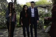 Charmed – v.l.n.r.) Maggie Vera (Sarah Jeffery); Mel Vera (Melonie Diaz); Harry Greenwood (Rupert Evans)
