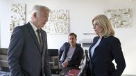 Die Kanzlei – Mißtrauisch verfolgt Jens Wüstenberg (Michael Ehnert, M.) das Gespräch zwischen seinem Anwalt Wieland Krohn (Christoph M. Ohrt, l.) und der Anwälting der Gegenseite Isa von Brede (Sabine Postel, r.).
