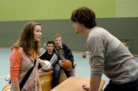 Allein unter Schülern – Obwohl Marla (Nina Gummich, l.) es schrecklich peinlich findet, den eigenen Vater als Lehrer zu haben, kann sie den fiesen Machenschaften der Clique (Maximilian Befort, r.) um den Klassenanführer Ralf nichts abgewinnen ...