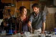 The Last Wave – Lena Lebon (Marie Dompnier) hat ein großes Geheimnis vor Ben Lebon (David Kammenos).