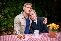 Sturm der Liebe – Fanny merkt zufrieden, dass sie wirklich mit Vincent (Martin Walde, l., mit Isabell Stern, r.) abgeschlossen hat.