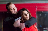 Huck – Rainer Gaissert (Marko Dyrlich, l.) bedroht Betti Schröder (Nadia Hilker, r.) mit der Waffe.