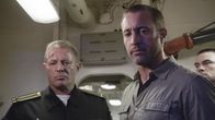 Hawaii Five-0 – Steve McGarrett (Alex O'Loughlin, r.) hat es in das U-Boot geschafft. Kann er Vasili Shirokov (Costas Mandylor, l.) mit seiner Information helfen und die Insel vor einem Mörder beschützen?