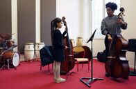 Black is beautiful - Diversität an der Pariser Oper – Sulivan Loiseau schreibt als erste schwarze Musikerin im Pariser Opernhaus Geschichte. Ihr Ziel ist es, Kindern aus sozial benachteiligten Wohngebieten ihre Kunst näherzubringen.