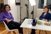 Wie gut ist unser Grundgesetz? – Hetze im Netz: Sandra Maischberger (r.) im Gespräch mit Anna-Lena von Hodenberg, Co-Gründerin von HateAid