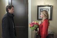 Ringer – Bridget (Sarah Michelle Gellar, r.) ist erstaunt als Dylan Morrison (Misha Collins, l.) plötzlich vor ihrer Tür steht. Auch er ahnt nicht, dass er nicht Siobhan, sondern ihrer Zwillingsschwester gegenübersteh ...