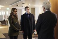 Castle – Ein Mann, der Castle (Nathan Fillion, M.) kein Unbekannter ist, stellt sich ihnen als Anderson Cross (James Brolin, r.) vor. Auch Kate (Stana Katic, l.) ist sich sicher, dem Mann schon einmal begegnet zu sein, was der jedoch abstreitet ...