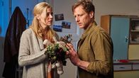 Der Lehrer – Karin (Jessica Ginkel) entdeckt bei Stefan (Hendrik Duryn) ganz besondere Utensilien.