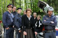 Vier Frauen und ein Todesfall – (v.li.) Gerhard Greiner (Toni Steiger), Markus Linder (Pfarrer Anton Prinz), Angelika Richter (Herta Siegwald), Miriam Stein (Pippa), Adele Neuhauser (Julie), Martina Poel (Sabine), Brigitte Kren (Maria), Raimund Wallisch (Paulmichl).