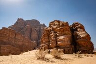 Welten-Saga – Massive Felsformationen aus Granit und Sandstein prägen das Wadi Rum in Jordanien.