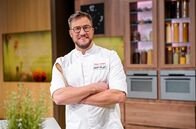ARD-Buffet – ARD-Buffet-Sternekoch Sören Anders bereitet Wildgulasch mit Serviettenknödel zu.