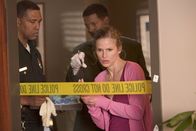 The Closer – Nachdem der Projektleiter einer klinischen Studie zu einem neuen Medikament ermordet aufgefunden wird, werden Brenda (Kyra Sedgwick, r.) und Gabriel (Corey Reynolds, hinten r.) bei ihren Ermittlungen von dem einflussreichen Geschäftsführer des Konzerns Steine in den Weg gelegt ...