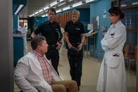 Notruf Hafenkante – Dr. Jonas (Gerit Kling, r.), Melanie (Sanna Englund, 2.v.r) und Mattes (Matthias Schloo, 2.v.l.) sind sprachlos über Dr. Lindbergs (Hardy Krüger Jr., l.) Besessenheit, beweisen zu wollen, dass Andreas Wagner ihn vor Jahren überfahren hat.