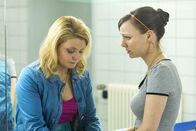 Danni Lowinski – Machen beide einen Schwangerschaftstest - doch welcher ist positiv? Danni (Annette Frier, l.) und Bea (Nadja Becker, r.)