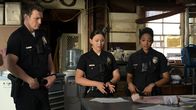 The Rookie – Auf der Suche nach einem skrupellosem Wissenschaftler kommen Chen (Melissa O'Neil, M.), Nolan (Nathan Fillion, l.), und Harper (Mekia Cox, r.) dem Täter einen Schritt näher, als sie in seinem privaten "Labor" eine scheußliche Entdeckung machen.
