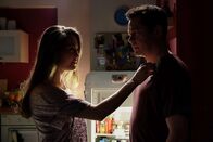 In aller Freundschaft – Bei einer zufälligen nächtlichen Begegnung am Kühlschrank nimmt Philipp Brentano (Thomas Koch) sein Kindermädchen Franzi Wilde (Maja Lehrer) das erste Mal plötzlich anders wahr. Er ist über sich erschrocken und stiehlt sich aus der Situation.