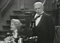 Dinner for One – Bietet ein weiteres Glas an: May Warden als Miss Sophie, Freddie Frinton als Butler James
