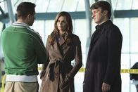 Castle – Richard Castle (Nathan Fillion, r.) und Kate Beckett (Stana Katic, M.) befragen den Trainer (Erik Palladino, l.) des verstorbenen Hochleistungsschwimmers.