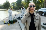 Rentnercops – Ein toter Angler wurde im Waldsee gefunden. Vicky Adam (Katja Danowski, r.) informiert die Rentnercops.
