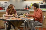 Two and a Half Men – Während Alan eine neue Freundin hat, die ihn sehr merkwürdig behandelt, erfährt Jenny (Amber Tamblyn, l.) von Walden (Ashton Kutcher, r.), was mit Nadine passiert ist ...