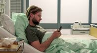 Rote Rosen – ARD ROTE ROSEN FOLGE 4398 Uhr im ERSTEN. Simon (Thore Lüthje) hat nach der erfolgreichen Nierentransplantation einen mentalen Tiefpunkt wegen Valerie.
