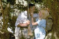 Der Buschpilot – Im Busch: Charlotte (Catherine Deneuve) und Victor (Philippe Noiret) kommen sich in Afrika wieder näher.