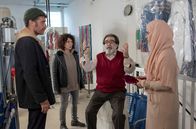 Großstadtrevier – Für Nils Sanchez (Enrique Fiß, l.) und Harry Möller (Maria Ketikidou, 2.v.l.) ist es nur schwer zu ertragen, wie Khaled Faqiri (Mohammad-Ali Behboudi, 2.v.r.) mit seiner Familie umgeht. Tochter Samira (Mariann Yar, r.) schweigt dazu.