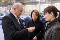 Wilsberg – Wilsberg (Leonard Lansink) findet einen Siegelring und glaubt, es handele sich dabei um ein Beweisstück in einem Entführungsfall. Kommissarin Anna Springer (Rita Russek, m.) und Alex (Ina Paule Klink) sind skeptisch.