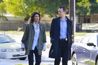 Navy CIS – Agentin Quinn (Jennifer Esposito, l.) und McGee (Sean Murray, r.) brauchen endlich Antworten: Wer hat den Marine-Offizier im Supermarkt kaltblütig erschossen und wieso flüchtet ein Zeuge?
