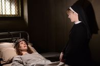 American Horror Story – Jahr 1964: Zurück in Briarcliff erzählt Lana Winters (Sarah Paulson, l.) Schwester Mary Eunice McKee (Lily Rabe, r.) von ihren Erlebnissen der letzten Tage und der wahren Identität von Dr. Oliver Thredson ...