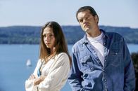 Die Rosenheim-Cops – Florian Sammer (Michael Hafner) und Troendles Ehefrau Lydia (Ramona Pollak) scheint mehr zu verbinden, als sie den Cops zugeben wollen.