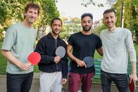 Reporter Spezial – Reporter Spezial – Donat auf Achse Von Asyl, Luxus und einem Leben im Rollstuhl Folge 2 Donat (l.) hat in Luzern mit fremden Leuten Pingpong gespielt und übers Leben geredet. 2026 Copyright: SRF/René Alfeld
