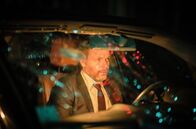 Tatort – Irgendetwas hat hinter dem Wagen gepoltert … aber Ben Dellien (Nicholas Reinke) hat es eilig.