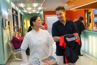 Notruf Hafenkante – Haase (Fabian Harloff, r.) freut sich, seine Kollegin, Schwester Adriana (Christina Geiße, l.) zu sehen.